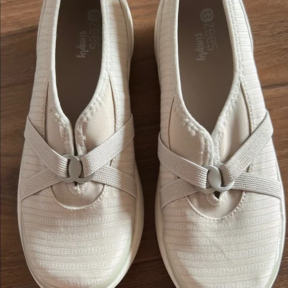 Size 9.5 Bzees Cream Flats Comfortable Slip-On Tan - Picture 3 of 8